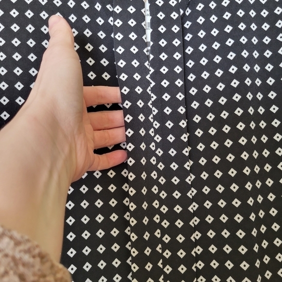 Liz Claiborne Black and white keyhole pleating detail sleeveless blouse S - Picture 5 of 7